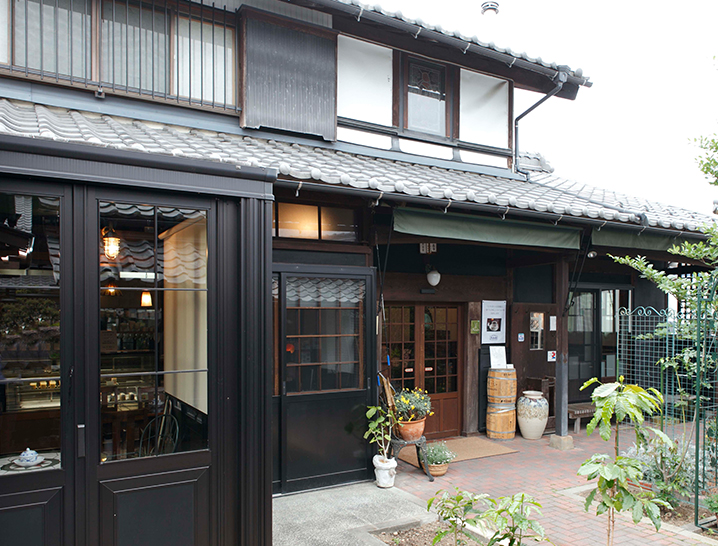 カフェ・アダチ